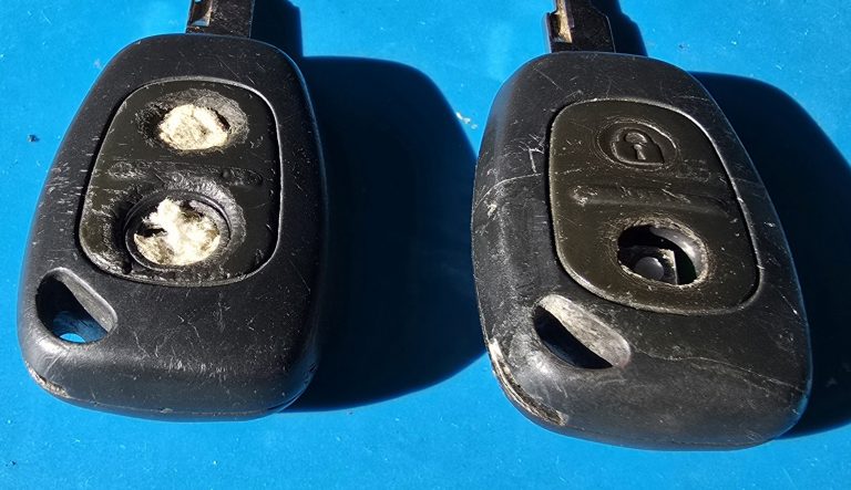 2 badly damaged renault trafic keys